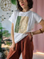 T-Shirt “Golden Giraffe” – Eleganza safari dal carattere chic