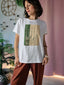T-Shirt “Golden Giraffe” – Eleganza safari dal carattere chic